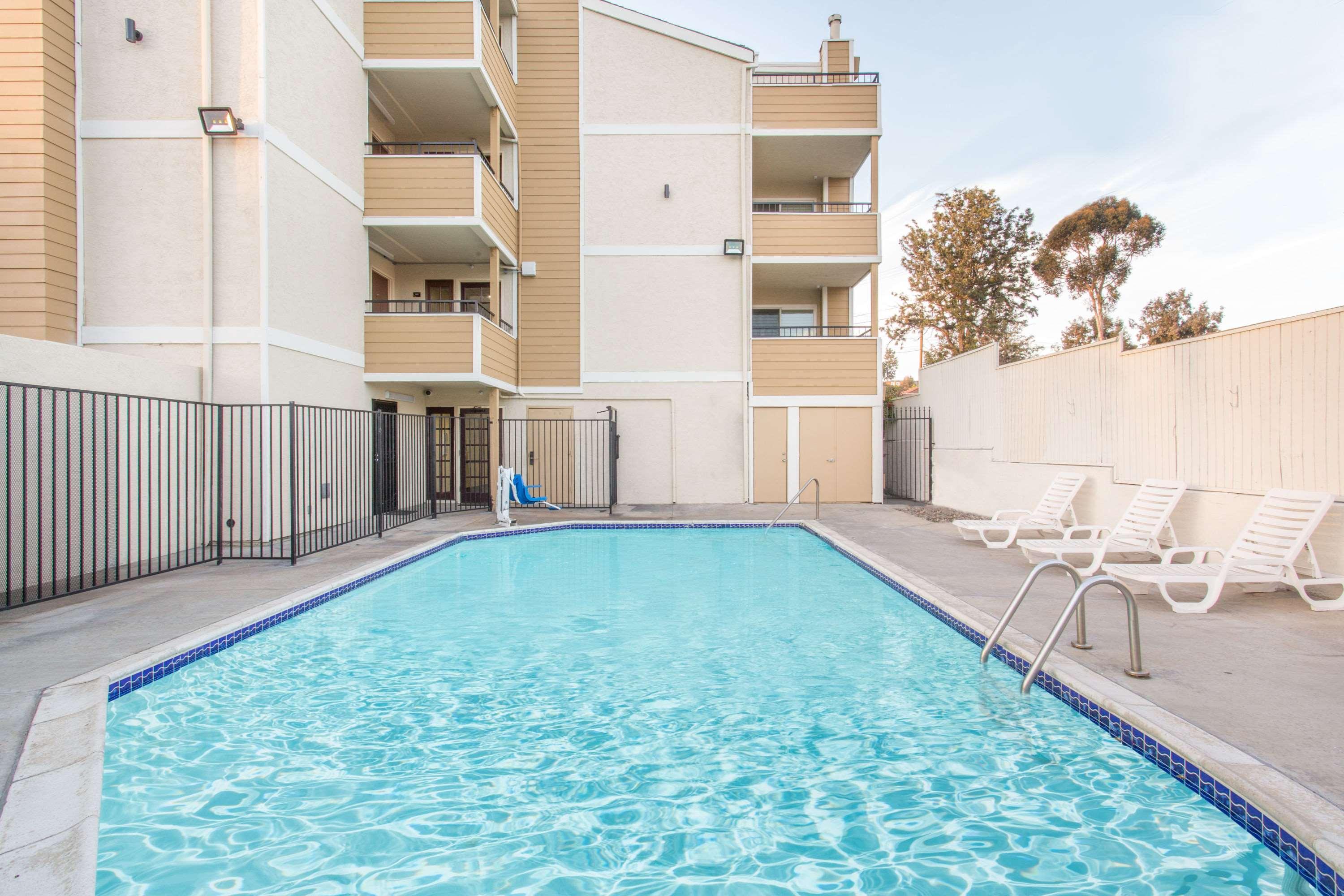 Super 8 By Wyndham National City Chula Vista Bagian luar foto