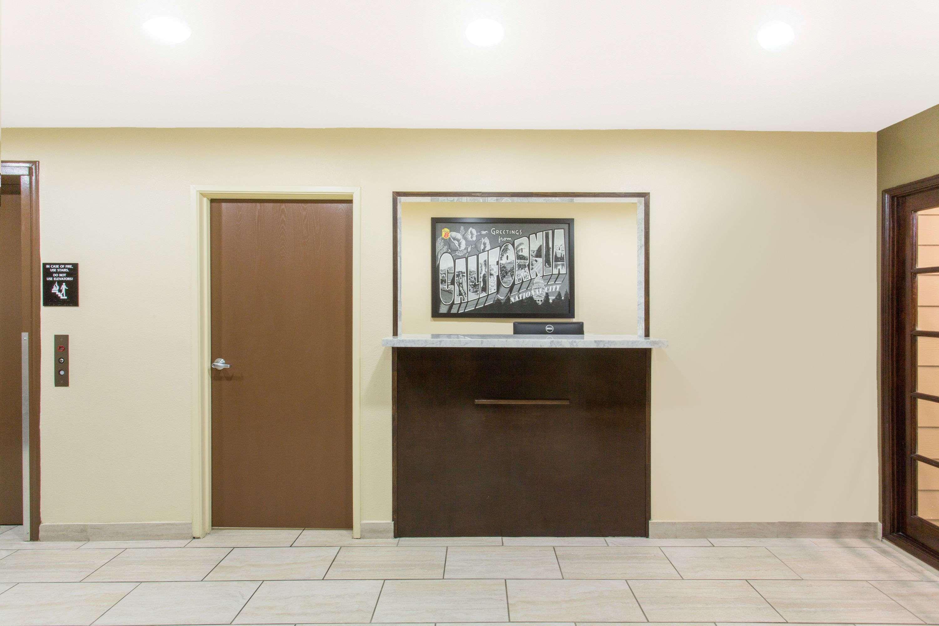 Super 8 By Wyndham National City Chula Vista Bagian luar foto