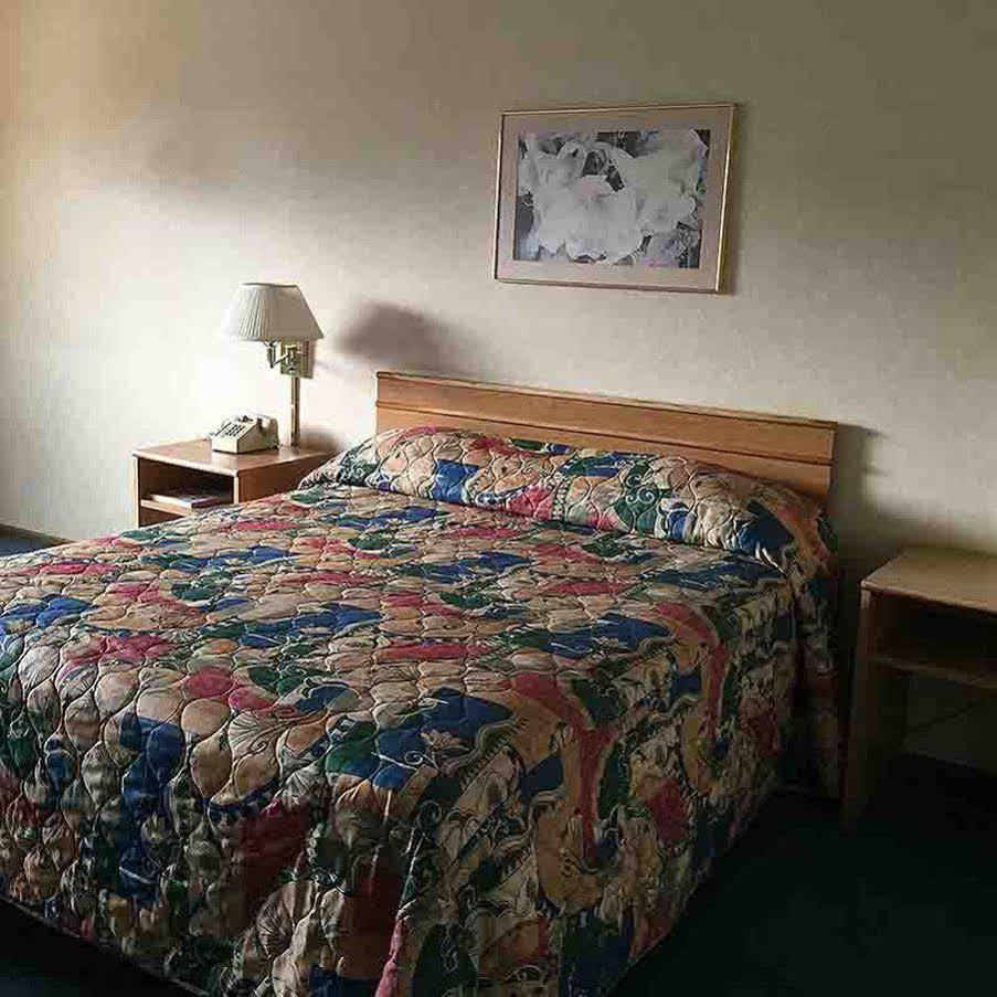 Super 8 By Wyndham National City Chula Vista Bagian luar foto